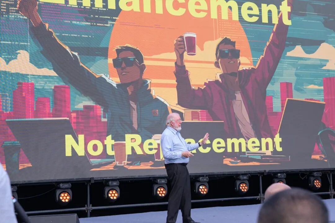 ▲凯文·凯利在演讲中多次提及智能眼镜