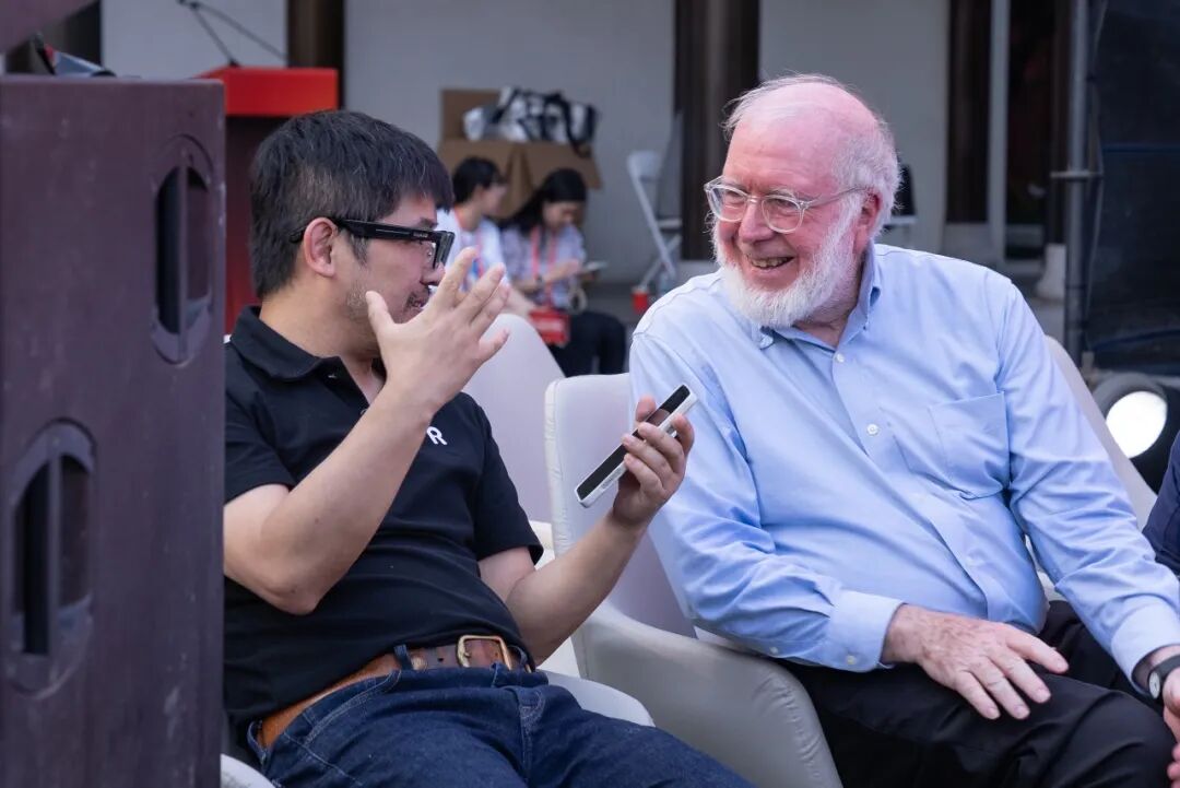 ▲凯文·凯利（右）与祝铭明（左）畅聊