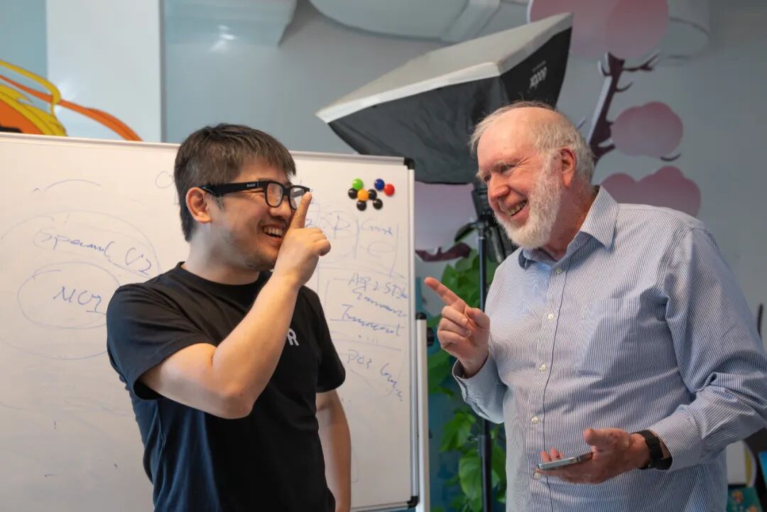 ▲凯文·凯利（右）与祝铭明（左）畅聊