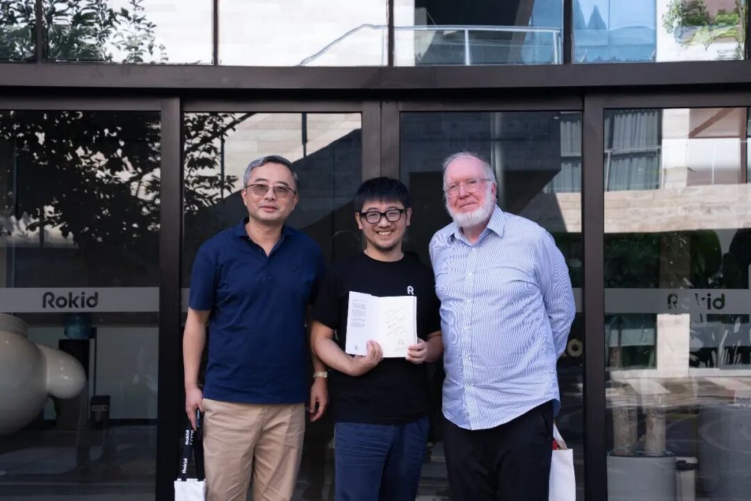 ▲凯文·凯利（右一）到访Rokid乐奇并与创始人兼CEO祝铭明（中）会面