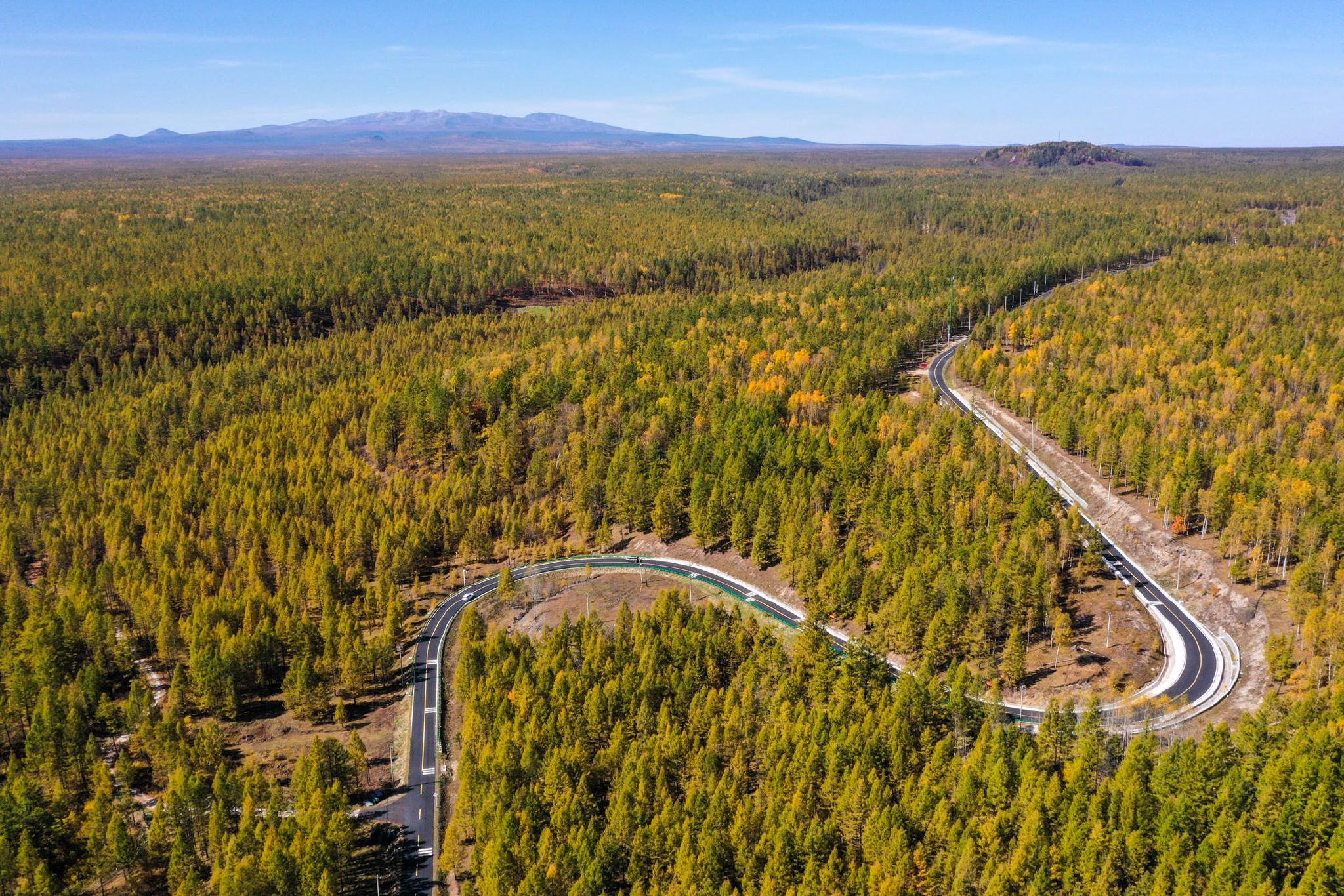 位于吉林省安图县二道白河镇的长白山脚下G331风景。记者　张楠　摄
