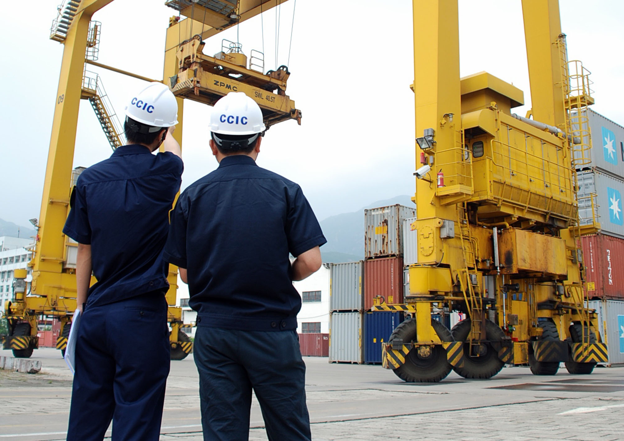 图为中国中检工作人员在业务一线开展检验工作。资料照片