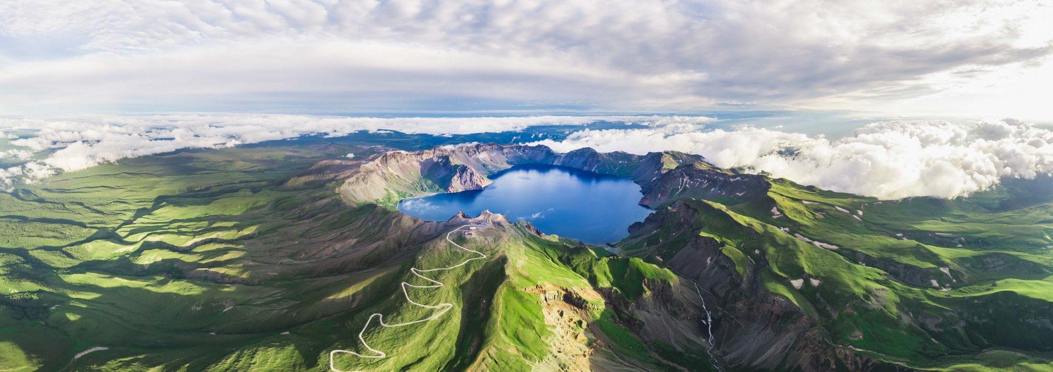 夏日长白山天池景色。新华社发（卓永生　摄）