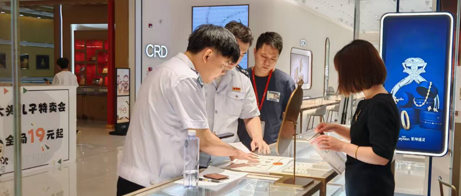 国家税务总局泰州市税务局税务人员对辖区内金银首饰零售商户开展实地摸排。 周润之/摄