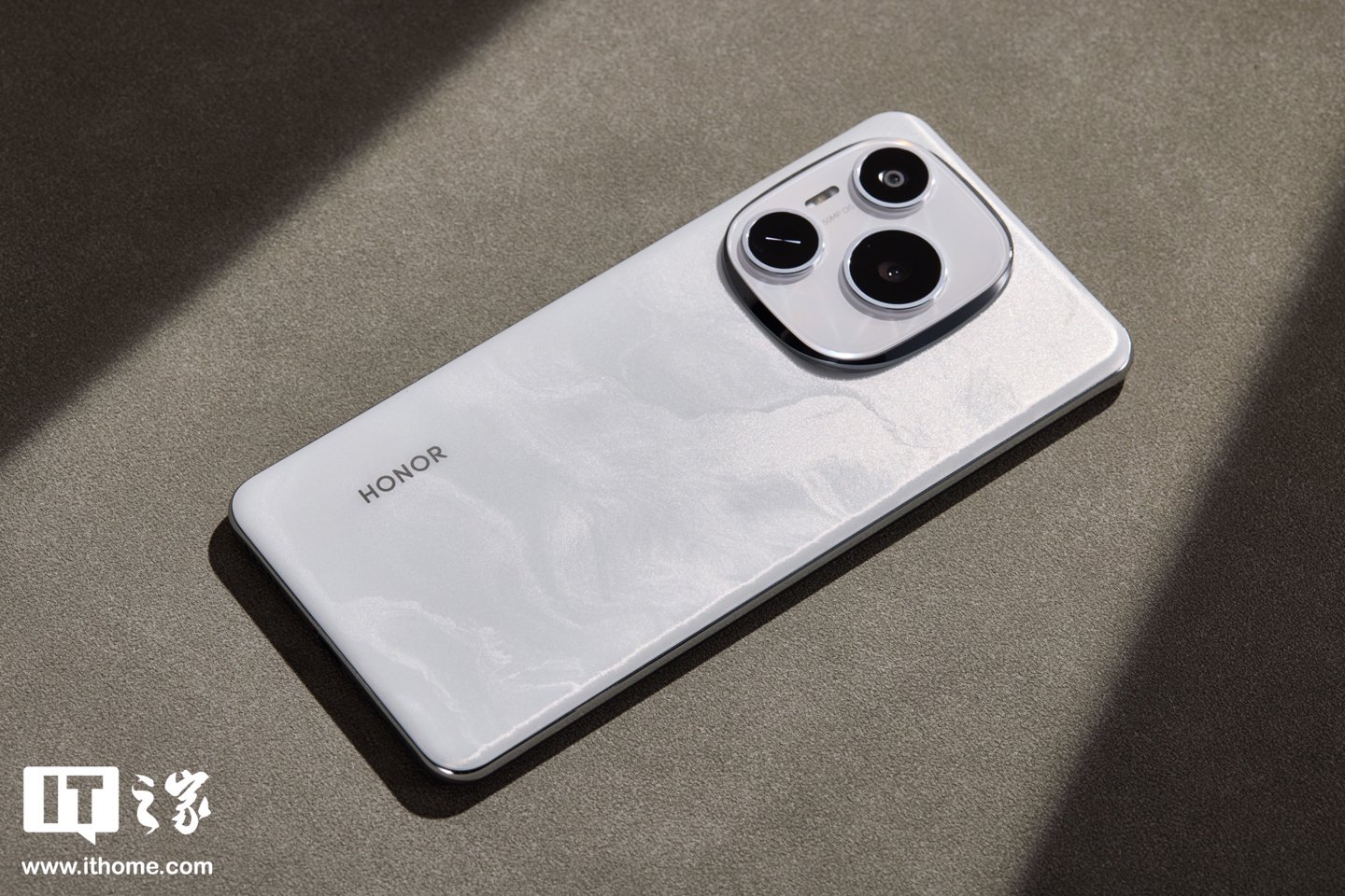 ▲ IT之家实拍：荣耀 Power，下同