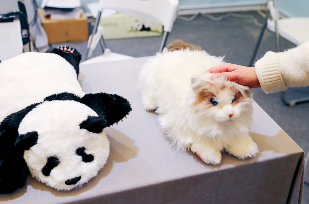 ▲大象機器人研發(fā)的仿真機器寵物，會對人類的觸摸作出反應(yīng)，還具備人臉識別動態(tài)追蹤功能，能夠主動捕捉主人位置并實時追蹤。