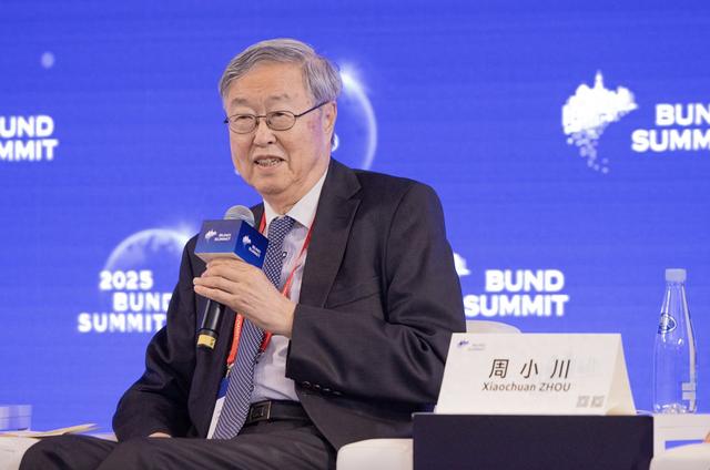 （周小川在圆桌讨论现场，摄影/吴军）