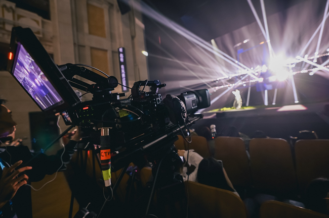 复杂多变的舞台照明，在佳能EOS C400的影像语言中被精准转化为光的层次与节奏