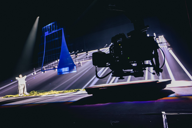 复杂多变的舞台照明，在佳能EOS C400的影像语言中被精准转化为光的层次与节奏