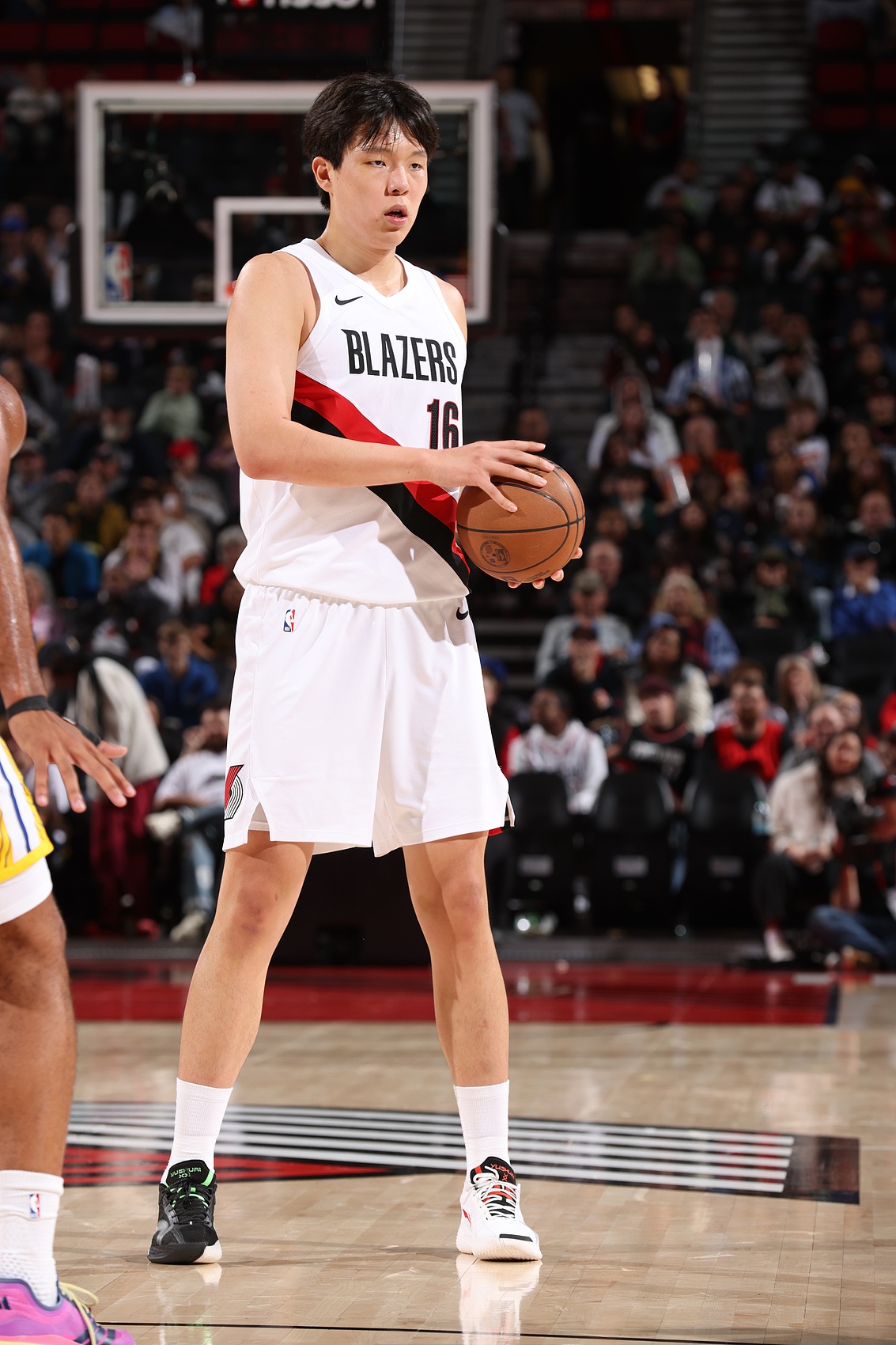 媒体人:相信小杨已有体会 在NBA要先下手为强 别客气自信多用脑