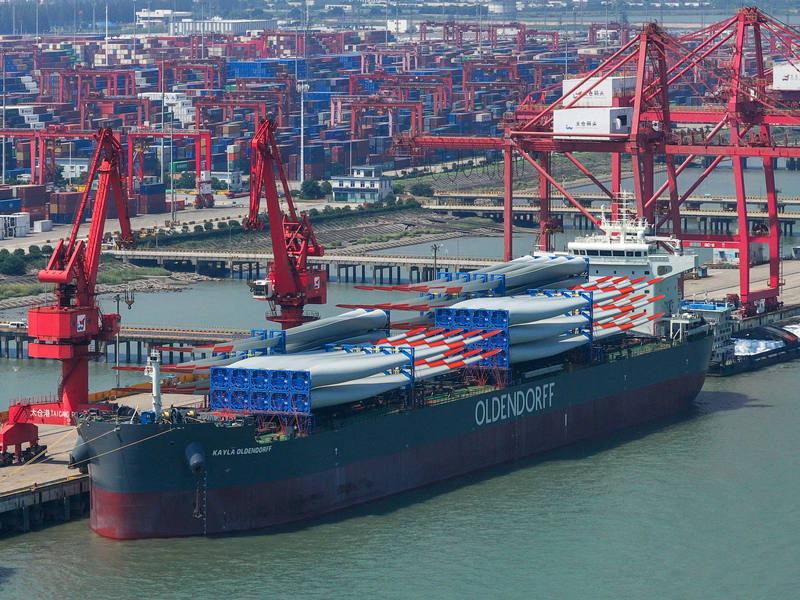 ▲9月16日，货船停靠在江苏太仓港码头（无人机照片）。图/新华社