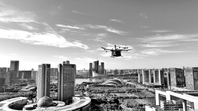  8月20日，在安徽省合肥市蜀山区上空，无人机在配送快递包裹。新华社发