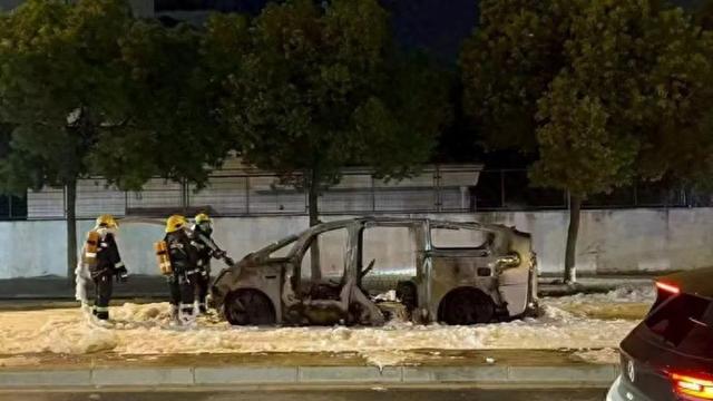 理想Mega上海街頭爆燃最新！司乘：后排車門未立即開啟，從副駕駛車門逃生