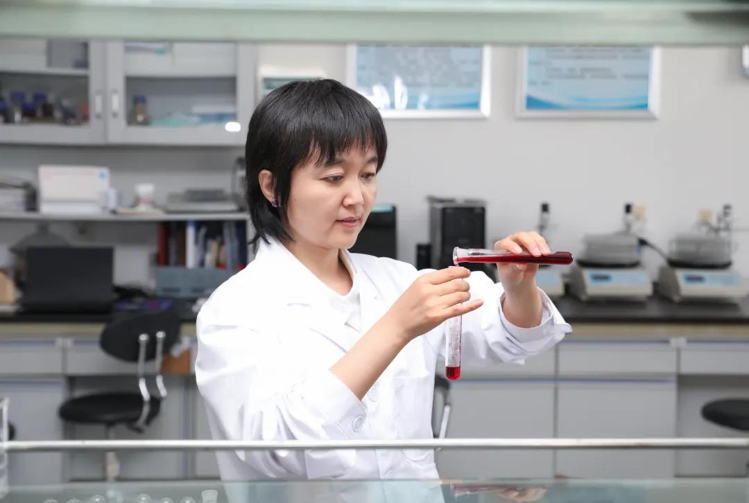闫亚美在实验室做实验。