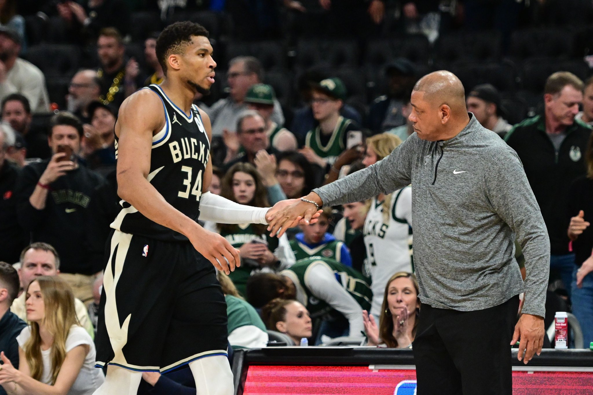NBA彩经:火箭力拔活塞 森林狼胜湖人 勇士难胜开拓者 快船赢太阳