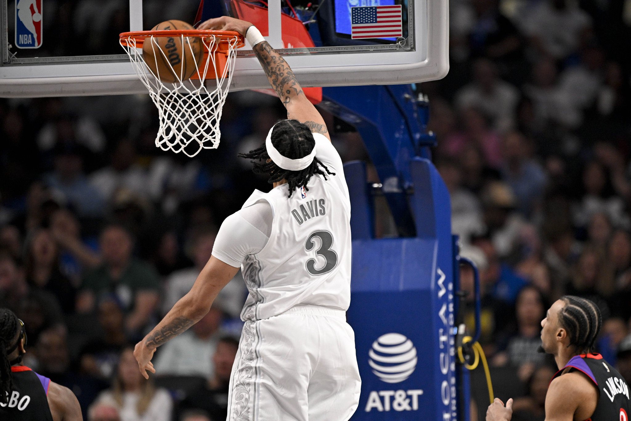 阴影下的里程悲!浓眉生涯总得分突破19000分 NBA历史第66位