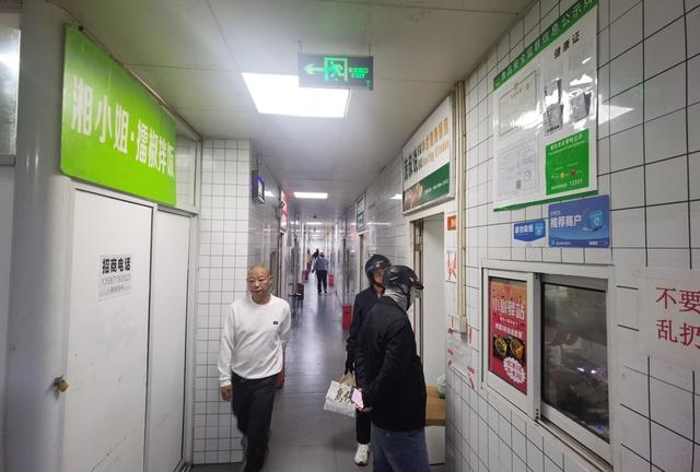 食光派美食城的取餐公共通道。 陳璽撼攝