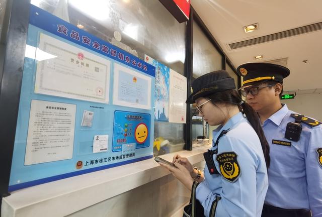 徐匯區(qū)市場監(jiān)管局工作人員查驗無堂食餐飲店許可情況，要求“一店一證”。 陳璽撼攝