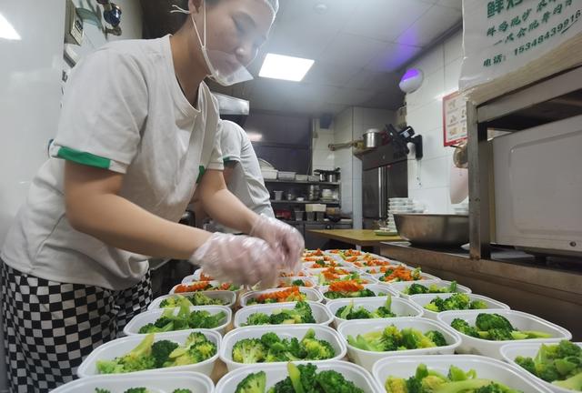 無堂食餐飲店的工作人員批量分餐。 陳璽撼攝