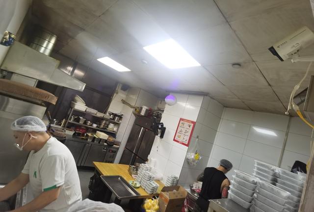 這家外賣專營店配備了明廚亮灶監(jiān)控和紫外燈。 陳璽撼攝