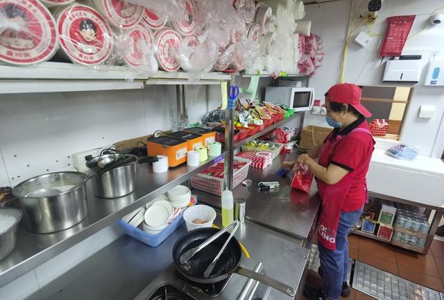 無堂食餐飲店的工作人員打包外賣。 陳璽撼攝