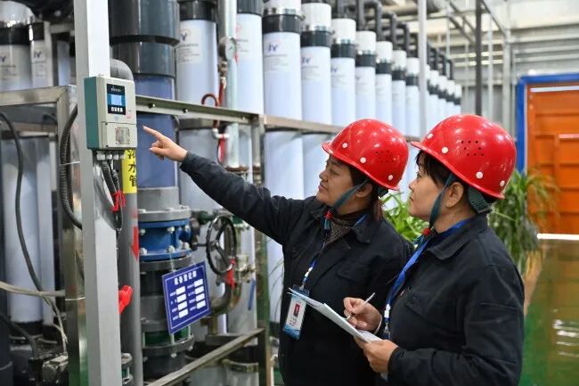在太原煤气化荫营煤业公司矿井水处理厂，当班的职工正专注地进行着巡回检查工作/图源：晋能控股集团网站