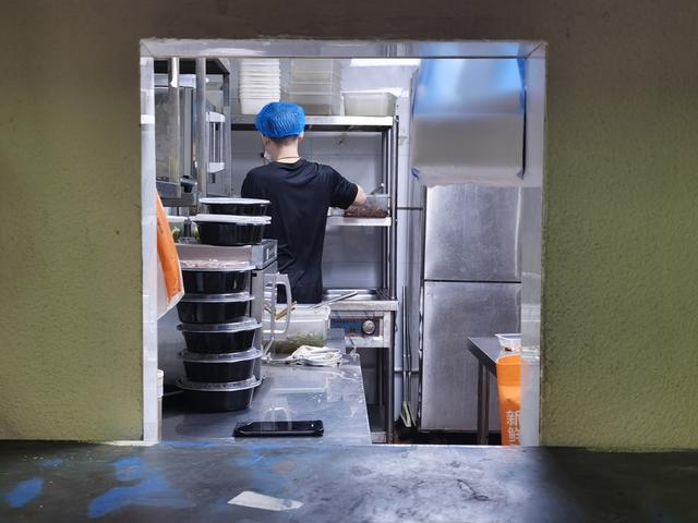 在外賣取餐窗口可以看到后廚情況，無堂食餐飲店一般面積在十幾平方米至三十幾平方米。 陳璽撼攝