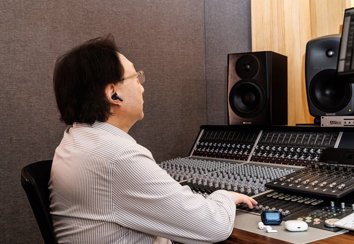 ▲ 上海音乐学院音乐工程系教授、系主任于阳听音