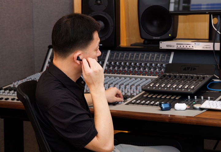 ▲ 上海音乐学院音乐工程系副教授、音乐科技与艺术教研室主任陈世哲听音