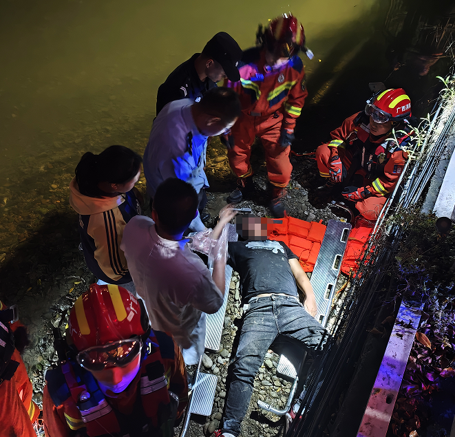 担架怎么固定一声闷响后，男子躺在河床上直喊疼！原因竟又是……_https://www.jmylbn.com_新闻资讯_第1张