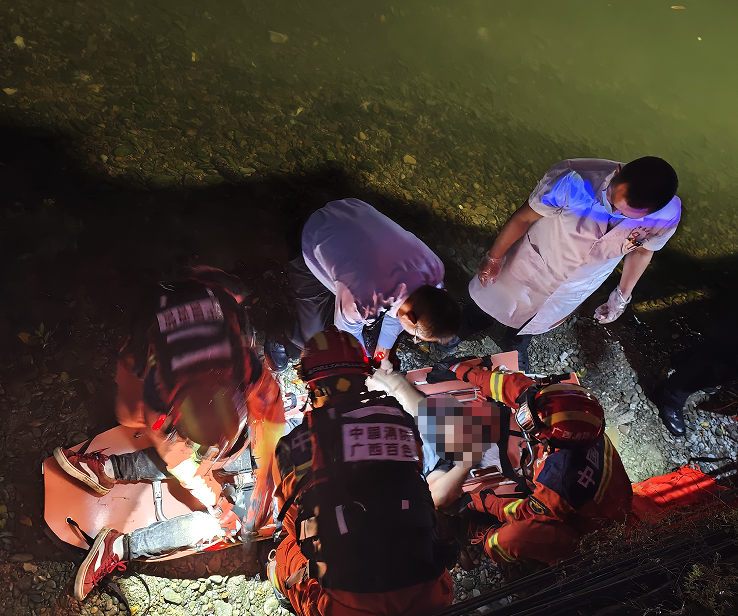 担架怎么固定一声闷响后，男子躺在河床上直喊疼！原因竟又是……_https://www.jmylbn.com_新闻资讯_第2张