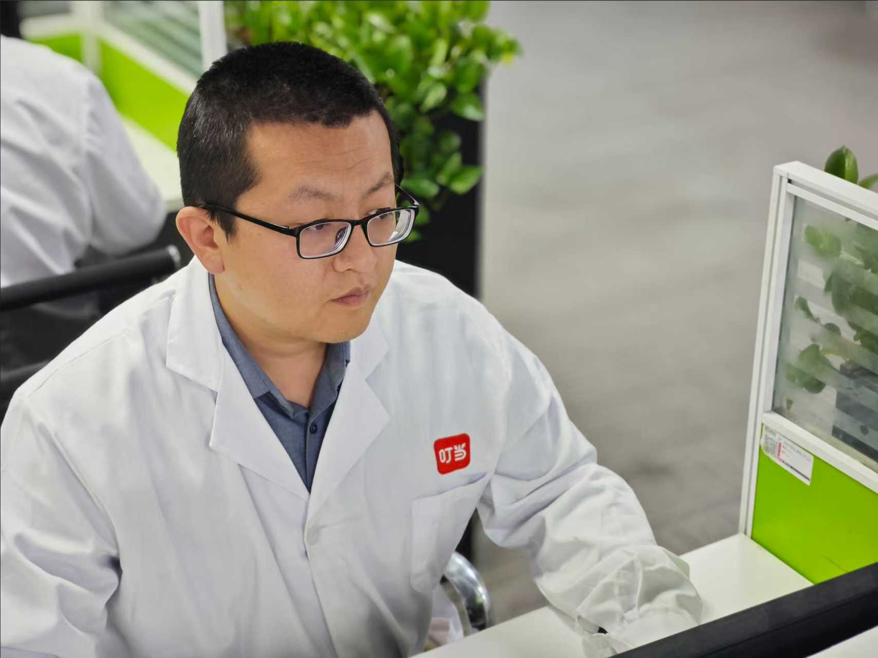 世界骨质疏松日:叮当健康专业医生提醒注意骨健康管理