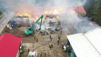 消防员紧急灭火救援。图源：湖南消防