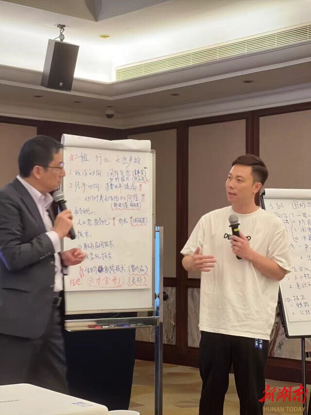 （蒋亦轩和专家讨论公司发展战略。）