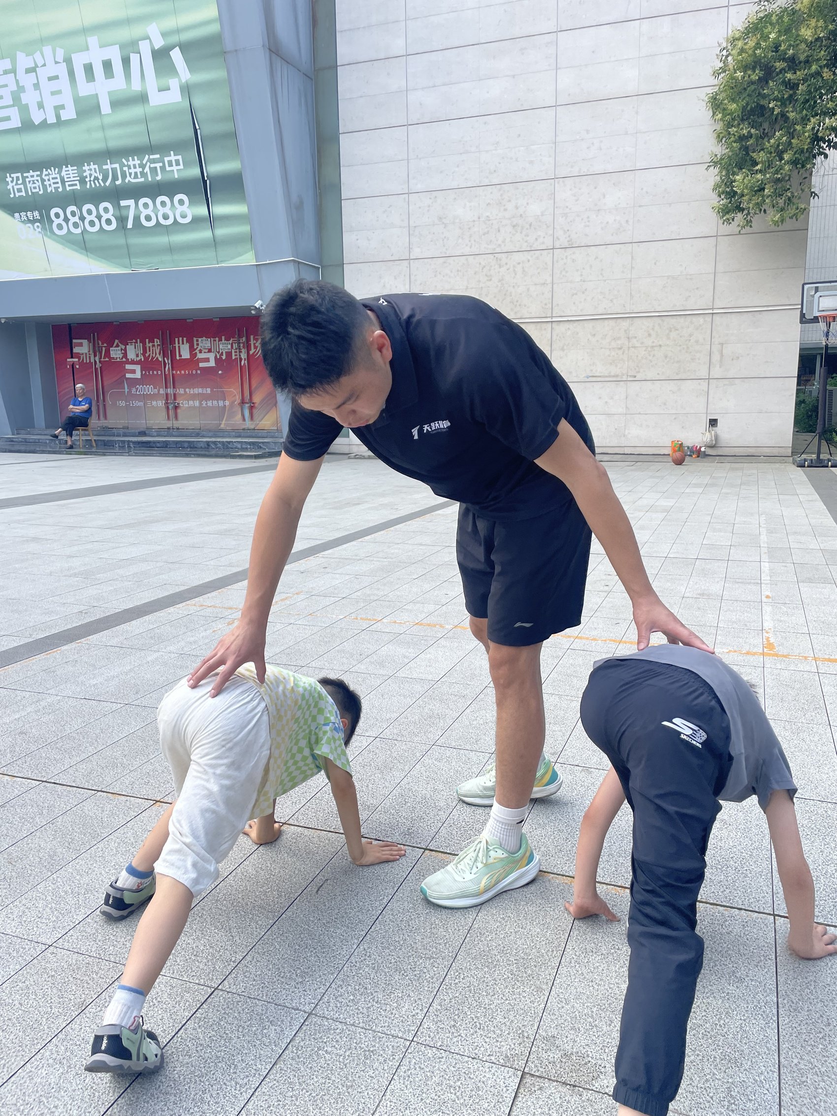 城中村按摩店200元服务：城市夹缝中的温情经济学