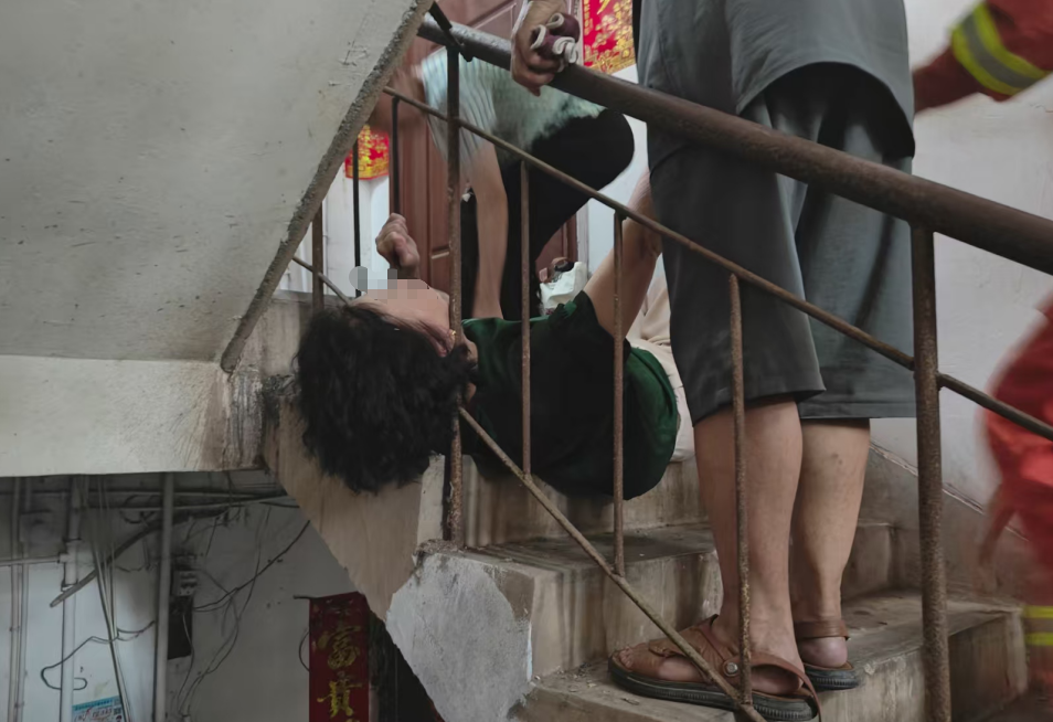 担架怎么固定一声闷响后，男子躺在河床上直喊疼！原因竟又是……_https://www.jmylbn.com_新闻资讯_第5张