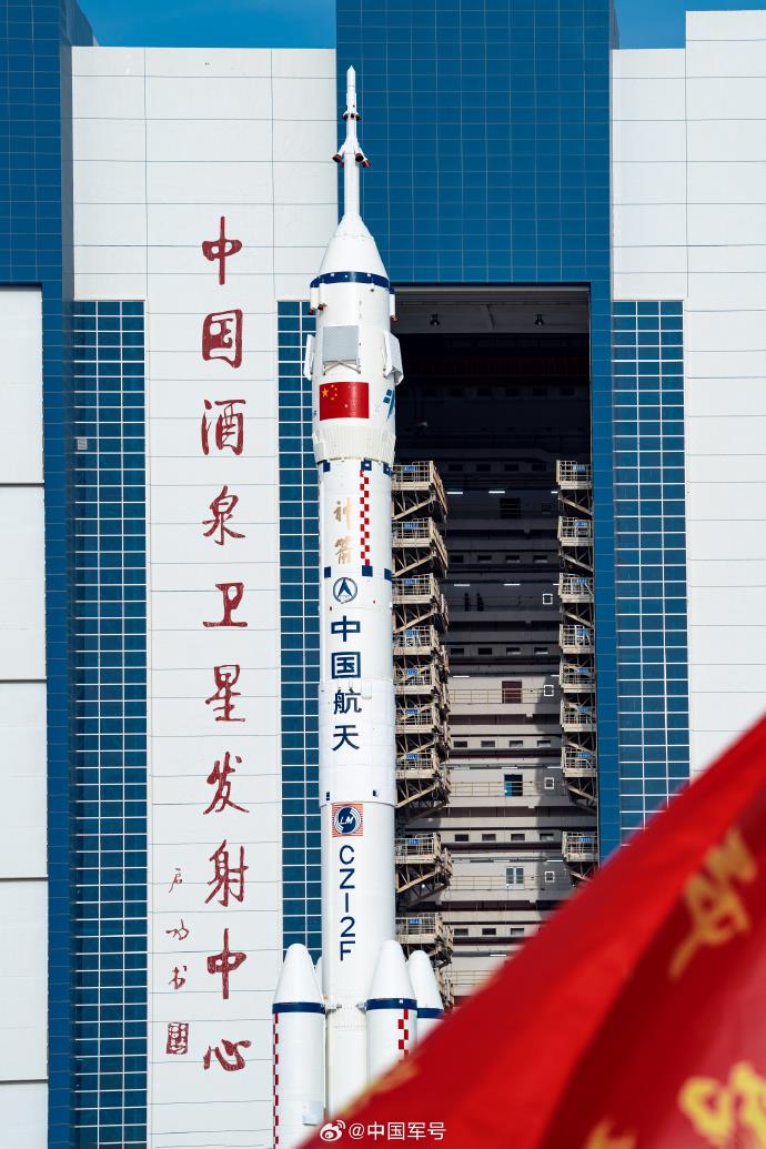 神舟二十一号已就位!船箭组合体转运大片来了