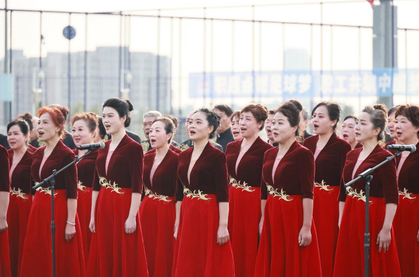 绿茵场唱响《咱们工人有力量》