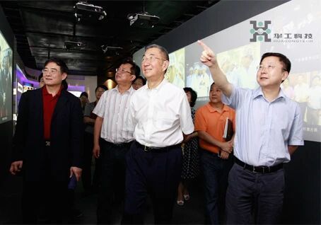 　　▲世界著名物理学家、诺贝尔奖获得者丁肇中教授到访华工科技，来源：华工科技