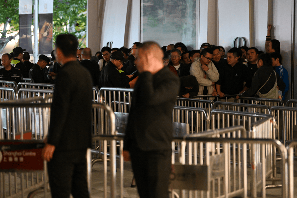 10月24日深夜，上海，顾客在恒隆广场外面排队等候。澎湃新闻记者 朱伟辉 图