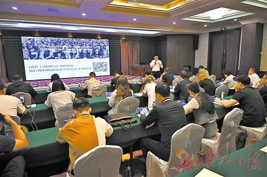 图为培训现场，翁清雄为学员授课。　　