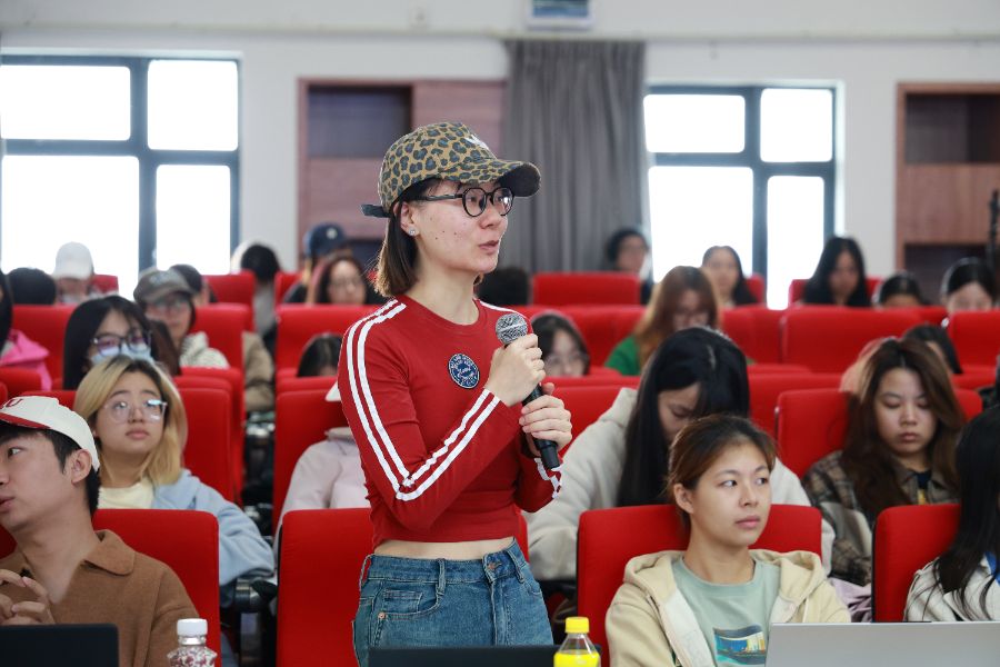 （现场学生积极记录、与嘉宾互动。摄/梁远浩）