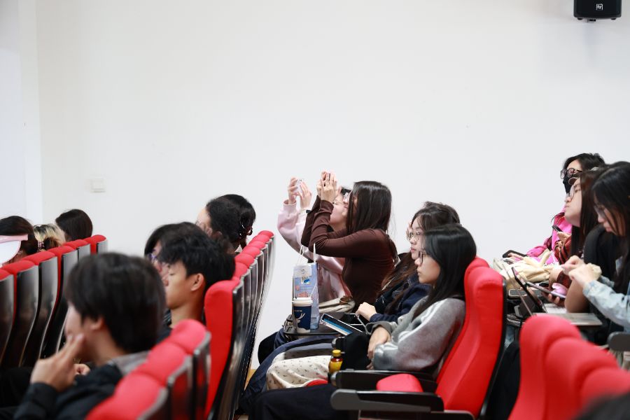 （深大传播学院学生认真听嘉宾分享。摄/梁远浩）