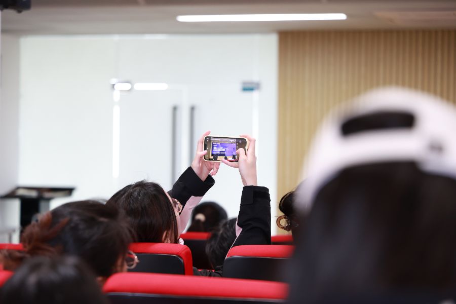 （现场学生积极记录、与嘉宾互动。摄/梁远浩）