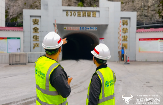 （移动技术人员通过无人机采集数据，助力江家墩矿区构建矿体三维地质模型）