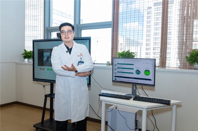 （图注：上海中医药大学附属龙华医院骨伤科副主任医师孙悦礼领衔此次答主评审团测评）