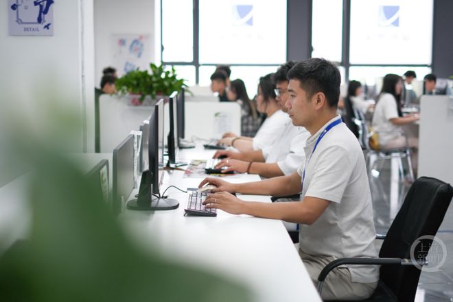 宏图创展的工程师在进行数据标注工作。图片来源/受访者供图