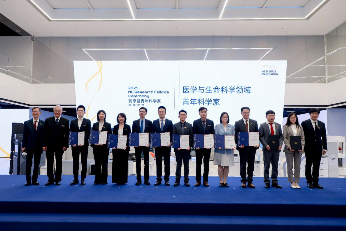 赵国屏院士(左二)、徐国良院士(右一)为青年科学家颁发资助证书