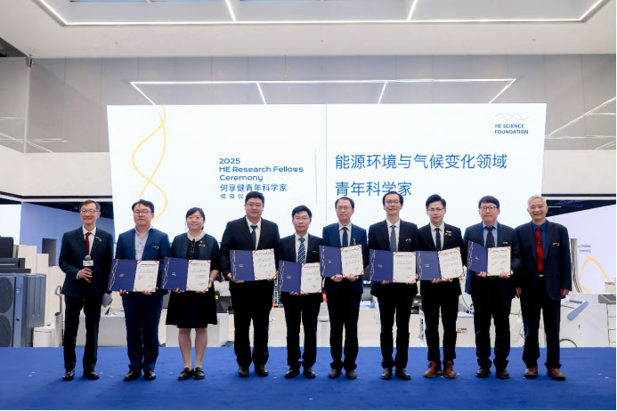 唐本忠院士(右一)为青年科学家颁发资助证书