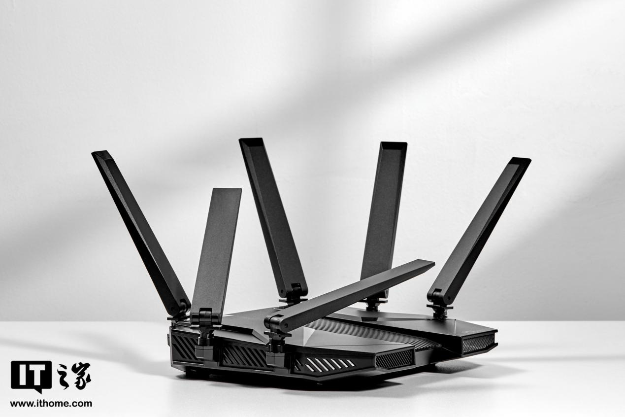 ▲ IT之家开箱：中兴 AX5400 Pro 千兆双频路由器